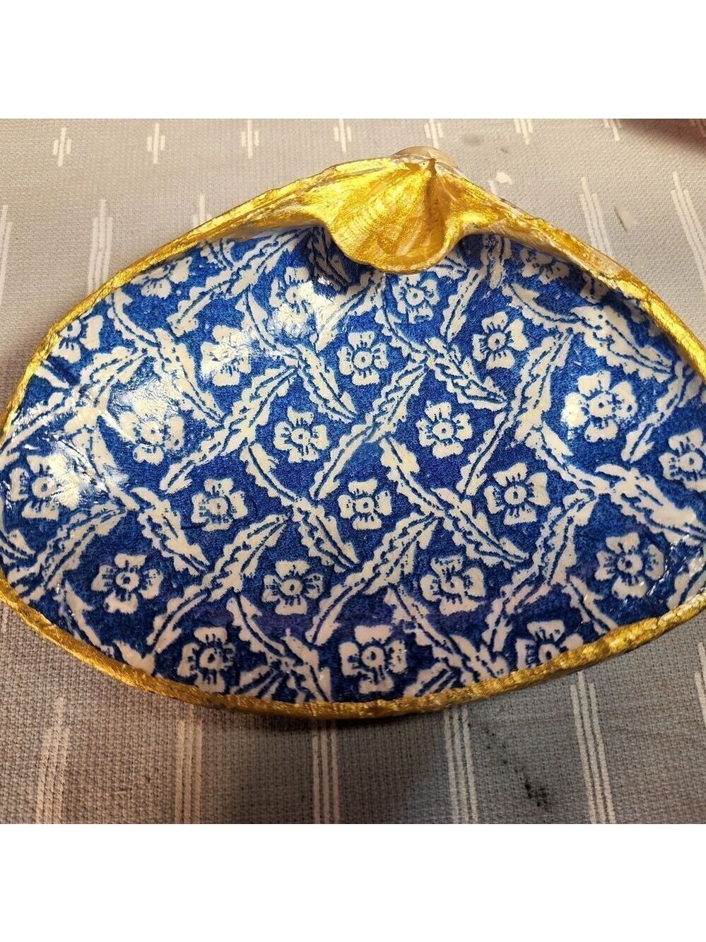DECOUPAGE CLAM SHELL DECOUPAGE BLUE PATTERN ON A CLAM SHELL TRINKET DISH - Picture 5 of 11